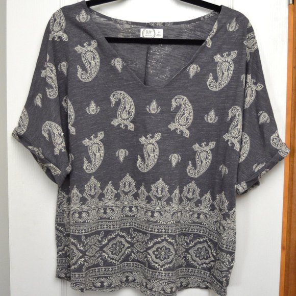 Maurices Paisley Print Gray 24/7 Womens Top, Medium - Picture 1 of 5
